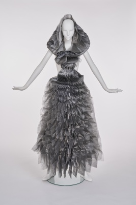 A fine and rare Junya Watanabe/Comme des Gar&ccedil;ons metallic grey 'lantern' dress, 'Techno Couture' collection, Autumn-Winter 2000-01 - 3