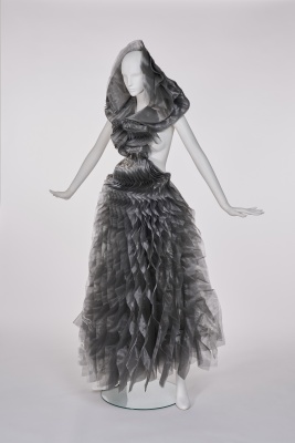 A fine and rare Junya Watanabe/Comme des Gar&ccedil;ons metallic grey 'lantern' dress, 'Techno Couture' collection, Autumn-Winter 2000-01 - 4