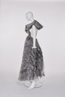 A fine and rare Junya Watanabe/Comme des Gar&ccedil;ons metallic grey 'lantern' dress, 'Techno Couture' collection, Autumn-Winter 2000-01 - 5