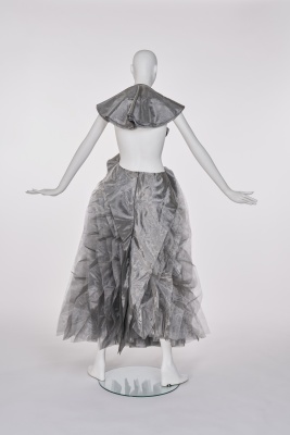A fine and rare Junya Watanabe/Comme des Gar&ccedil;ons metallic grey 'lantern' dress, 'Techno Couture' collection, Autumn-Winter 2000-01 - 6