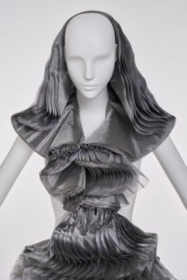 A fine and rare Junya Watanabe/Comme des Gar&ccedil;ons metallic grey 'lantern' dress, 'Techno Couture' collection, Autumn-Winter 2000-01 - 7