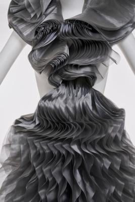 A fine and rare Junya Watanabe/Comme des Gar&ccedil;ons metallic grey 'lantern' dress, 'Techno Couture' collection, Autumn-Winter 2000-01 - 8