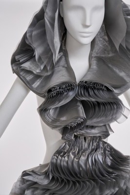 A fine and rare Junya Watanabe/Comme des Gar&ccedil;ons metallic grey 'lantern' dress, 'Techno Couture' collection, Autumn-Winter 2000-01 - 10