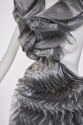 A fine and rare Junya Watanabe/Comme des Gar&ccedil;ons metallic grey 'lantern' dress, 'Techno Couture' collection, Autumn-Winter 2000-01 - 11
