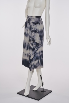 An Issey Miyake navy and white kasuri weave cotton skirt, Autumn-Winter 1985-86 - 3