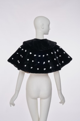 A rare Vivienne Westwood faux ermine capelet, 'Harris Tweed' collection, Autumn-Winter 1987-88 - 5