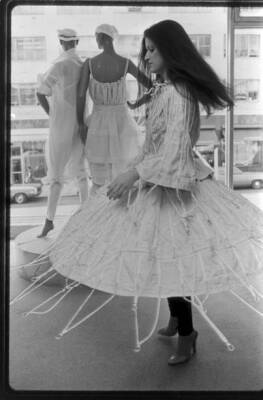 A Norma Kamali ivory cotton parachute ensemble, Autumn-Winter 1977-78 - 2