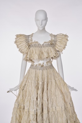 A Norma Kamali ivory cotton parachute ensemble, Autumn-Winter 1977-78 - 5