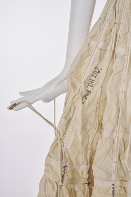 A Norma Kamali ivory cotton parachute ensemble, Autumn-Winter 1977-78 - 7