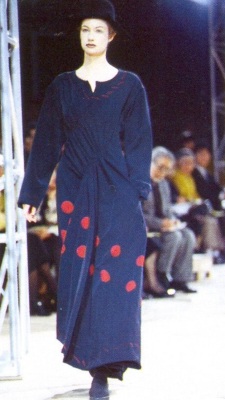 A fine Yohji Yamamoto shibori dyed black wool coat, Autumn-Winter 1993-94 - 10