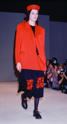 A Comme des Gar&ccedil;ons black and red wool ensemble, 'Red is Black' collection, Autumn-Winter 1988-89 - 7