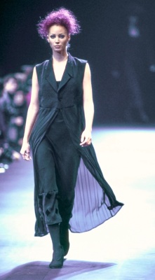 A Comme des Gar&ccedil;ons lace sleeveless tailcoat, 'Lilith' collection, Autumn-Winter 1992-93 - 6
