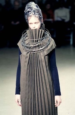 A Junya Watanabe/Comme des Gar&ccedil;ons pleated green wool dress, Autumn-Winter 1998-1999 - 2