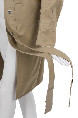 A Junya Watanabe/Comme des Gar&ccedil;ons beige cotton gabardine trench coat, Spring-Summer 2006 - 10