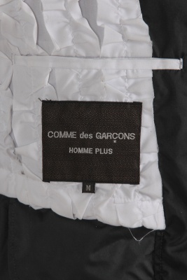 A Comme des Gar&ccedil;ons men's black and white ruffled 'Inside Out' coat, Spring-Summer 1999 - 9