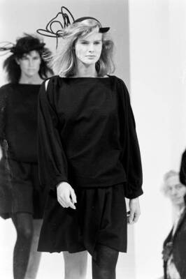 A Comme des Gar&ccedil;ons black wool dress, probably 'Holes' collection, Autumn-Winter 1982-83 - 6