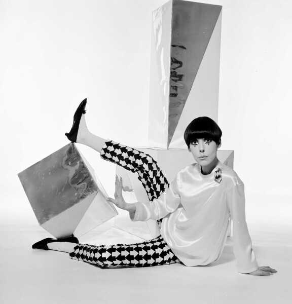 Peggy Moffitt's Rudi Gernreich Tzaims Luksus arrow-print ensemble, 1966